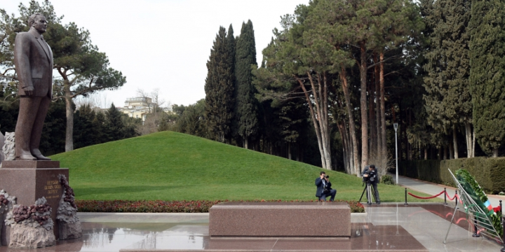 President of Uzbekistan pays respect to national leader Heydar Aliyev