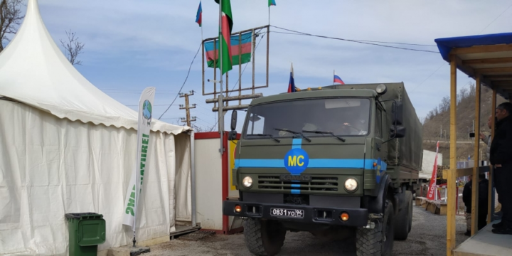 Lachin-Khankendi road: 26 more vehicles of Russian peacekeepers move freely through protest area