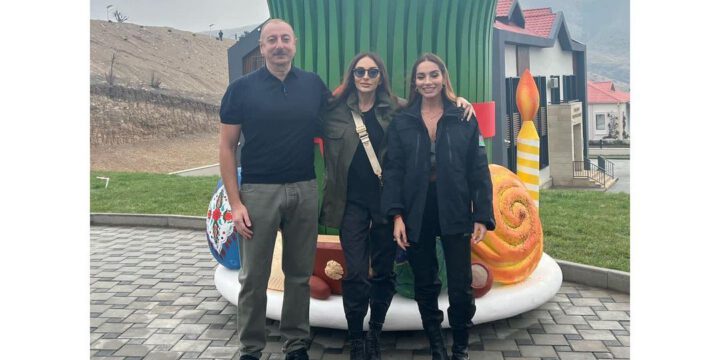 Birinci vitse-prezident Mehriban Əliyeva Prezident İlham Əliyevlə Talış kəndinə səfərdən görüntülər paylaşıb