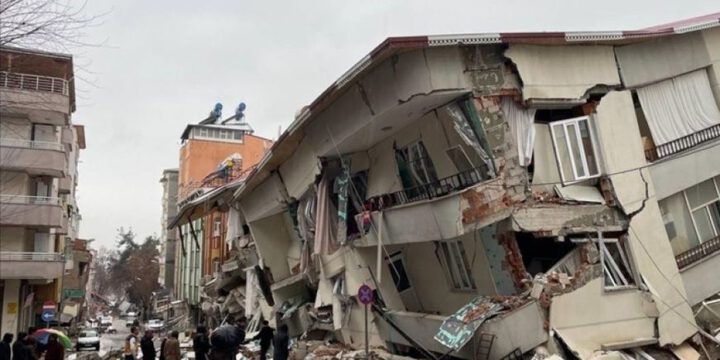 Türkiyədə zəlzələ nəticəsində dağılan binalarla bağlı 325 nəfər həbs edilib