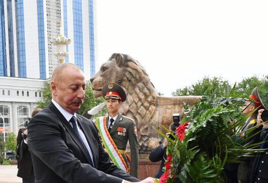 President Ilham Aliyev visited statue of Ismoil Somoni in Dushanbe