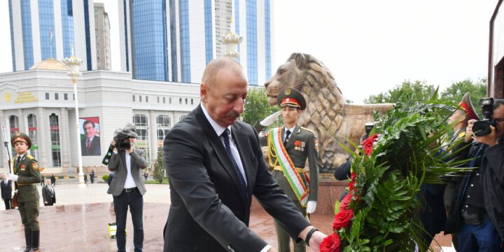 Azərbaycan Prezidenti İlham Əliyev Düşənbədə İsmoili Somoni abidəsini ziyarət edib