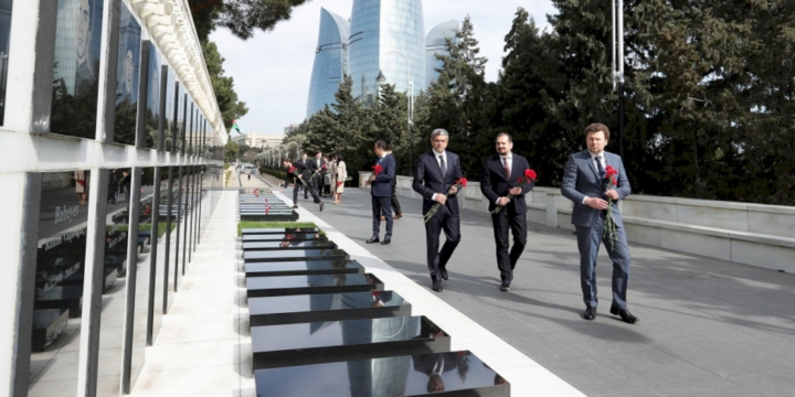 Moldova nümayəndə heyəti Ümummilli Lider Heydər Əliyevin məzarını və Şəhidlər xiyabanını ziyarət edib