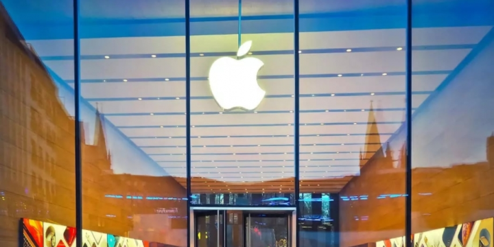 Tim Cook opens first Apple store in India