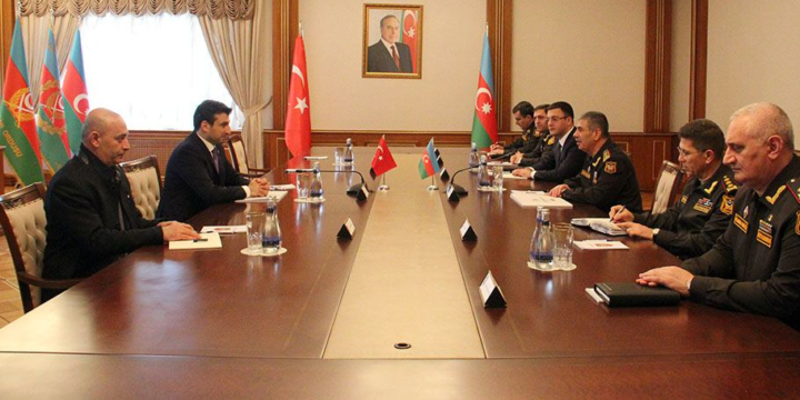 Zakir Həsənov Selçuk Bayraktarla görüşüb, onu medalla təltif edib 