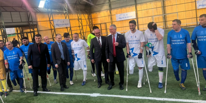 Britaniya səfiri mina partlayışları nəticəsində xəsarət almış amputant şəxslərin futbol oyununu izləyib