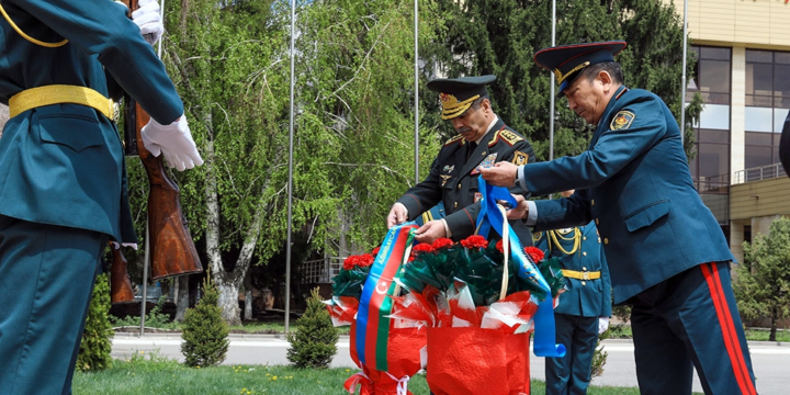 Azerbaijan’s defense minister visits Military Institute of Land Forces in Almaty