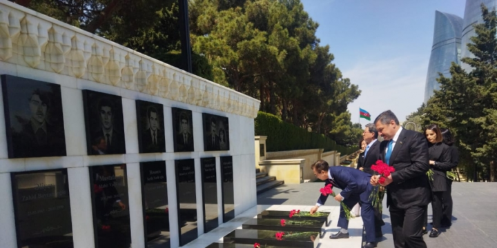 Chairman of Korea-Azerbaijan interparliamentary friendship group visits Alley of Martyrs in Baku