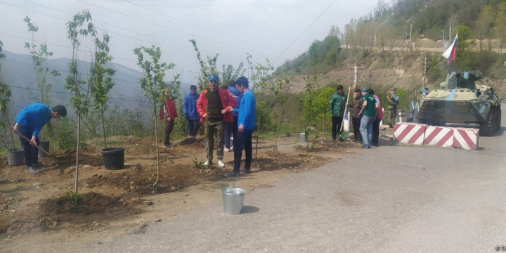 Laçın-Xankəndi yolundakı ekofəallar başa çatan aksiya yerində ağaclar əkib 