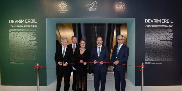 Bakıda Devrim Erbilin “Türkiyədən sevgilərlə” adlı fərdi sərgisi açılıb