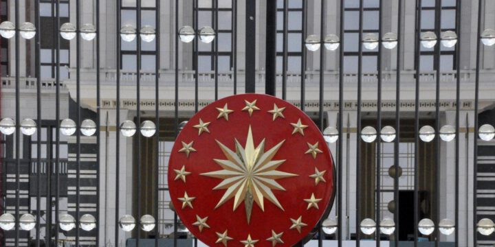 Türkiyə PA: Azərbaycan bayrağının yandırılması vandalizm və kütləvi cahilliyin təzahürüdür