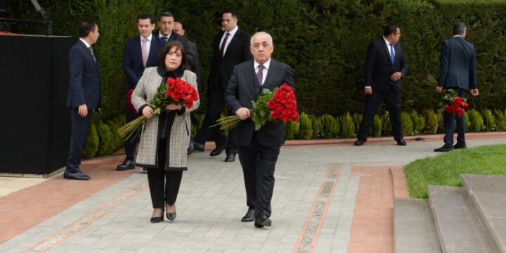 Azerbaijan’s state and government officials pay respect to Great Leader Heydar Aliyev