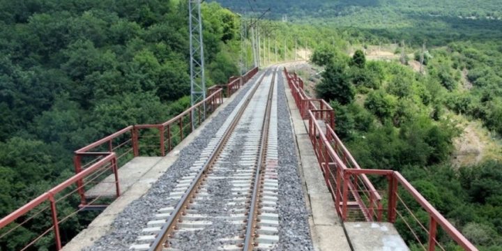 Bakı-Tbilisi-Qars dəmir yolu xətti üzərində teplovoz aşıb