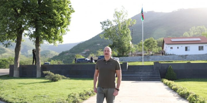 Prezident İlham Əliyev Laçın şəhərində Heydər Əliyev, Zəfər və 28 May küçələrinin kəsişməsində lövhələrin açılışını edib