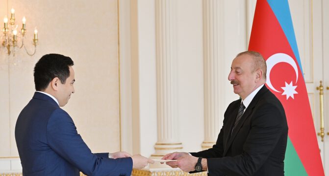 Azərbaycan Prezidenti İlham Əliyev Qazaxıstanın ölkəmizdə yeni təyin olunan səfirinin etimadnaməsini qəbul edib