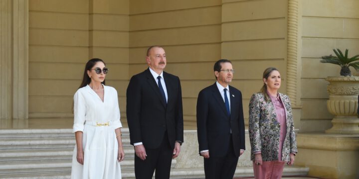 İsrail Prezidenti İsxak Hersoqun rəsmi qarşılanma mərasimi olub