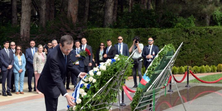 İsrail Prezidenti İsxak Hersoq Fəxri xiyabanda Ulu Öndər Heydər Əliyevin məzarını ziyarət edib