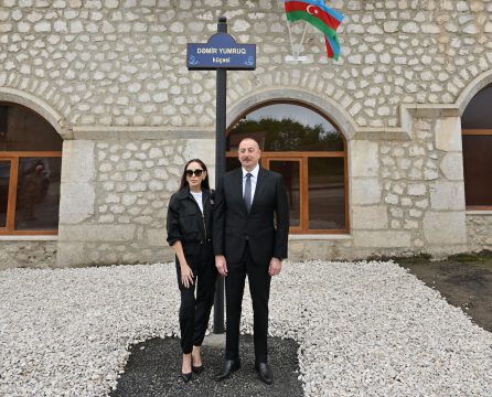 Azərbaycan Prezidenti və Birinci xanım Şuşada Dəmir Yumruq küçəsinin lövhəsinin açılışında iştirak ediblər