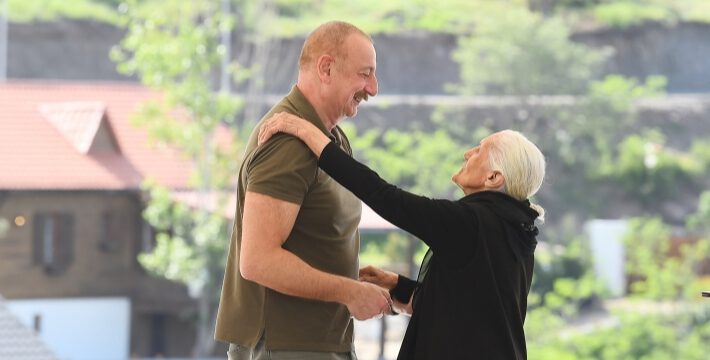 Prezident İlham Əliyev Laçın şəhərinə qayıdan əhali ilə görüşüb, evlərin açarlarını onlara təqdim edib 