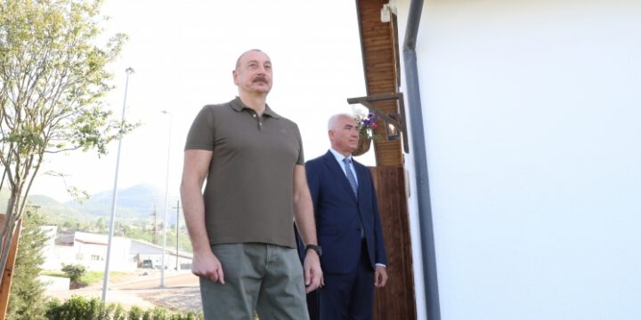 Prezident İlham Əliyev Laçında 1 Dekabr küçəsində lövhənin açılışını edib, bərpa olunmuş evlə tanış olub