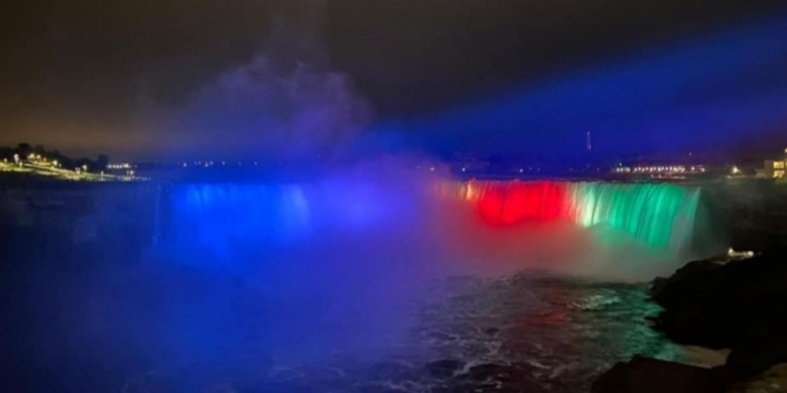 Niaqara şəlaləsi Azərbaycan bayrağının rənglərinə boyanıb