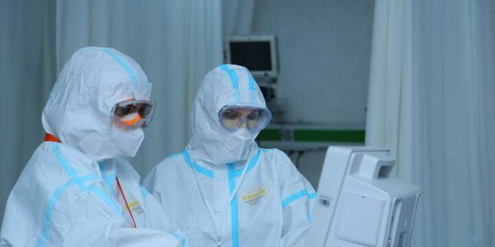 Koronavirus xəstələrinə baxan tibb işçilərinin maaşlarına əlavələrin verilmə müddəti uzadılıb