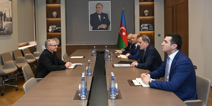 Ceyhun Bayramov Müqəddəs Taxt-Tacın Azərbaycandakı Apostol nunsisi ilə görüşüb