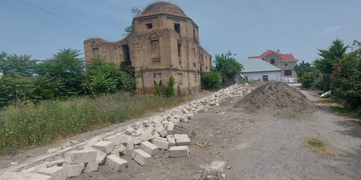 Abidənin mühafizə zonasında inşa olunan qanunsuz tikili sökülüb