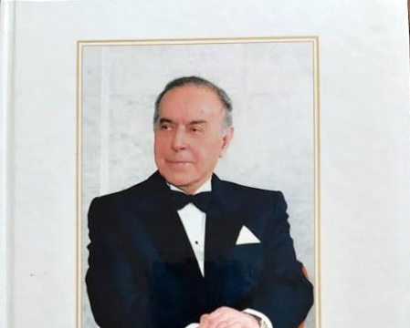 Tbilisidə “Heydər Əliyev-100” adlı kitab gürcü dilində nəşr olunub