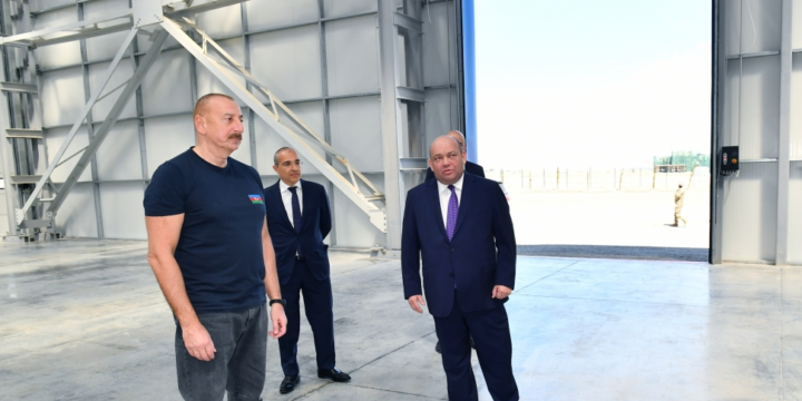Prezident İlham Əliyev “Araz Vadisi İqtisadi Zonası”nda görülən işlərlə tanış olub, bir neçə müəssisənin təməlini qoyub