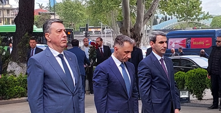 Azerbaijani minister visits monument to National Leader Heydar Aliyev in Tbilisi