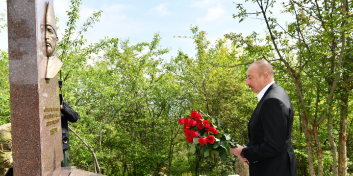 Prezident İlham Əliyev Cıdır düzündə Mir Möhsün Nəvvab Qarabağinin məzarını ziyarət edib