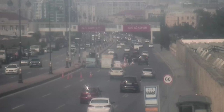Bakıda yol çöküb