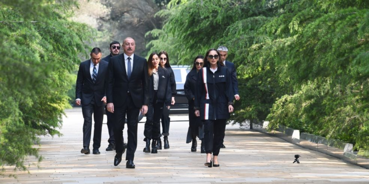 Prezident İlham Əliyev, Birinci xanım Mehriban Əliyev və ailə üzvləri Ulu Öndər Heydər Əliyevin Fəxri xiyabanda məzarını ziyarət ediblər