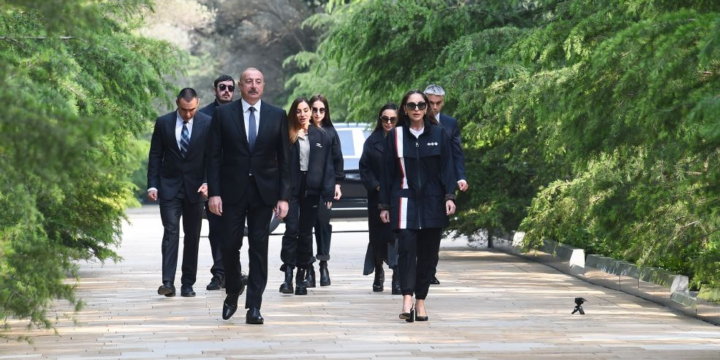 President Ilham Aliyev, First Lady Mehriban Aliyeva and their family members visited tomb of Great Leader Heydar Aliyev in Alley of Honors