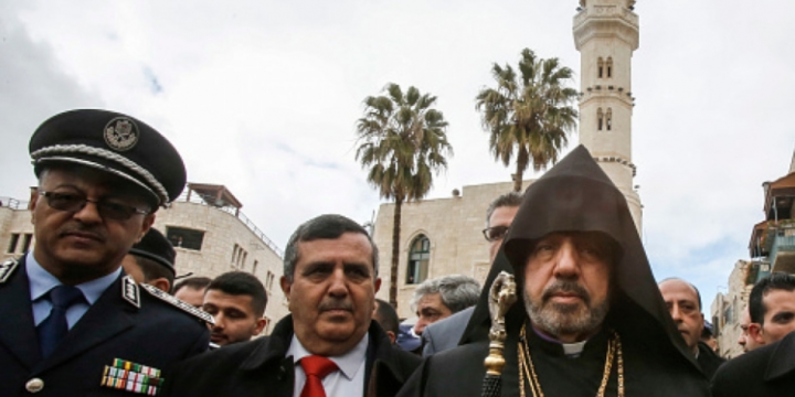 İordaniya və Fələstin dələduzluqda ittiham olunan Qüdsün erməni patriarxını tanımaqdan imtina edib