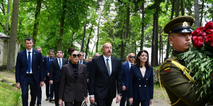 President Ilham Aliyev visited monument to the fallen in struggle for Lithuania’s independence