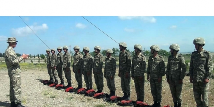 Səhra çıxışında olan kursantlarla keçirilən praktiki məşğələlər davam edir