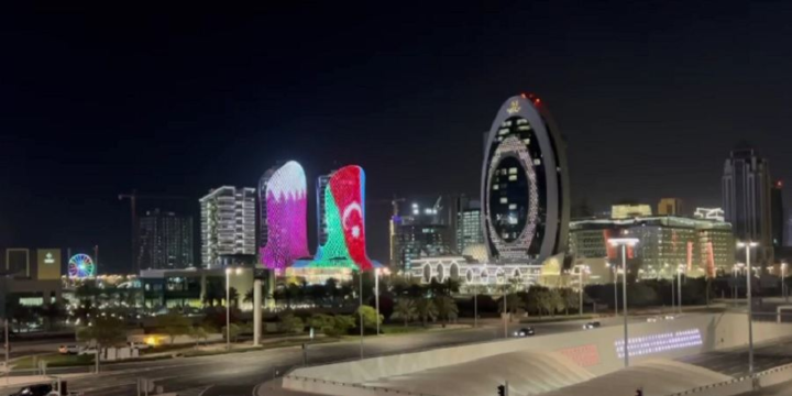 Dohadakı “Al Jaber Twin Tower” əkiz qüllələri Azərbaycanın dövlət bayrağının rəngləri ilə işıqlandırılıb