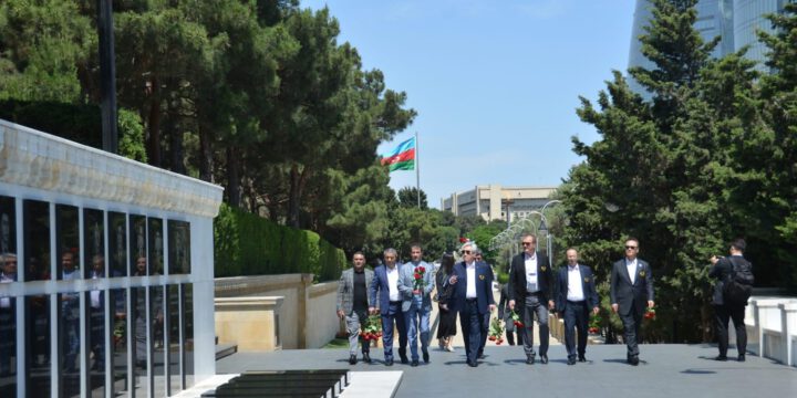 Taekvondo üzrə dünya çempionatının nümayəndə heyəti Ulu Öndərin məzarını və Şəhidlər xiyabanını ziyarət edib