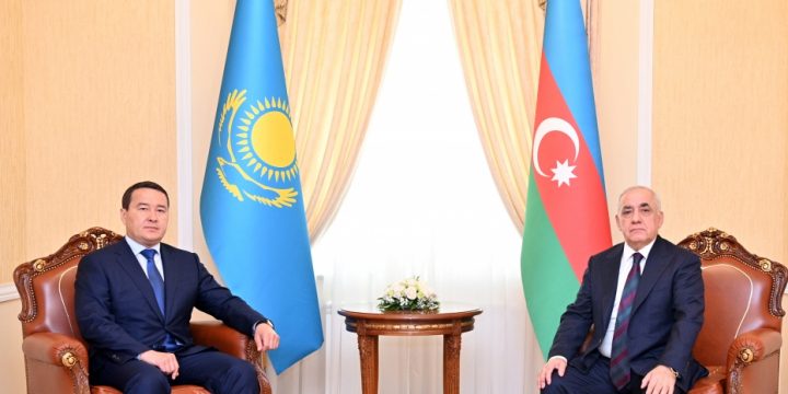 Baş nazir Əli Əsədov qazaxıstanlı həmkarı Alixan Smailov ilə görüşüb