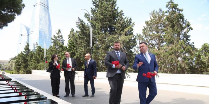 Çexiyalı parlamentarilər Ulu Öndər Heydər Əliyevin məzarını və Şəhidlər xiyabanını ziyarət ediblər