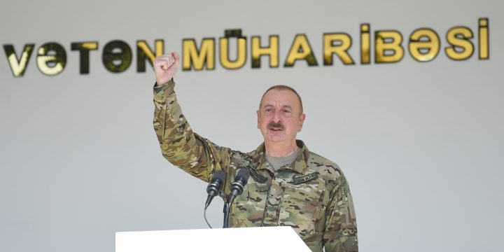 Prezident İlham Əliyev Müdafiə Nazirliyinin komando hərbi hissələrinin birində yaradılan şəraitlə tanış olub, hərbi hissəyə Döyüş bayrağını təqdim edib