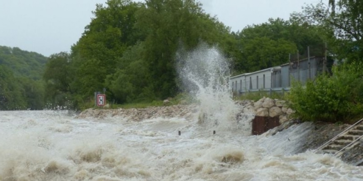 Kürmükçayda gecədən başlayan sel hazırda davam edir