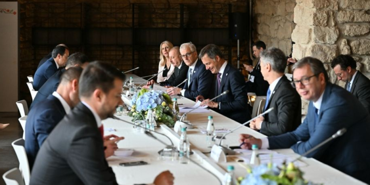 Prezident İlham Əliyev Kişineuda enerji təhlükəsizliyinə həsr olunmuş dəyirmi masada iştirak edib