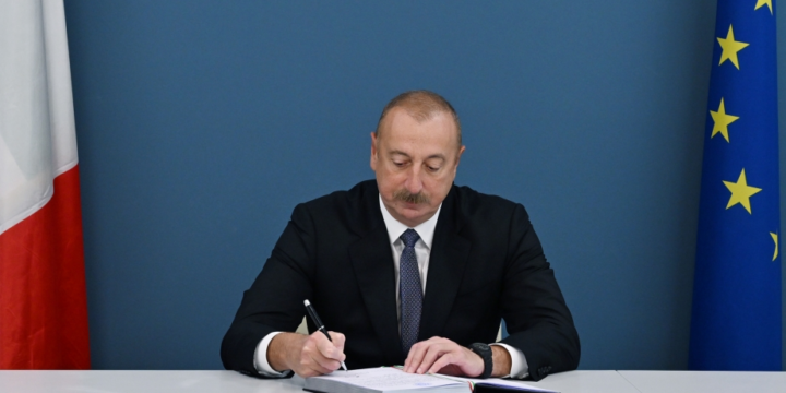 Prezident İlham Əliyev İtaliyanın Azərbaycandakı səfirliyində olub, Silvio Berluskoninin vəfatı ilə əlaqədar başsağlığı verib