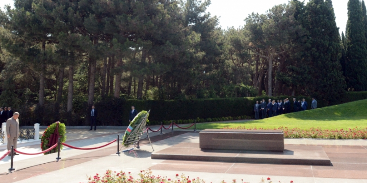 Rais of Tatarstan visits tomb of Great Leader Heydar Aliyev