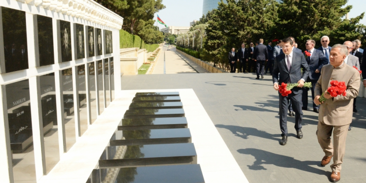 Rustam Minnikhanov visits Alley of Martyrs