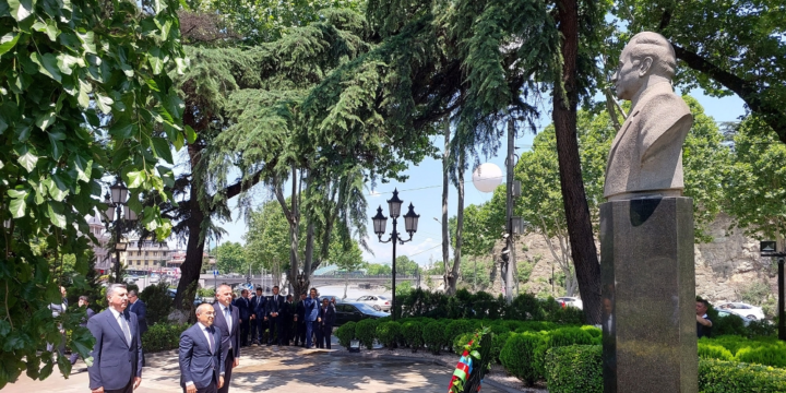 Azerbaijani minister visits monument to Great Leader Heydar Aliyev in Tbilisi