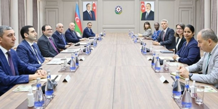 Azerbaijani PM meets with World Bank delegation